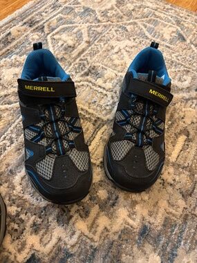 Boys Merrell Trail Chaser sneakers size 2